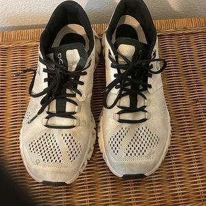 White OnCloud tennis shoe